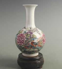 A FINE FAMILLE ROSE BROCADE HALL PORCELAIN VASE