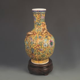 YELLOW GROUND FAMILLE ROSE CARVED DRAGON PATTERN GOURD-SHAPED VASE
