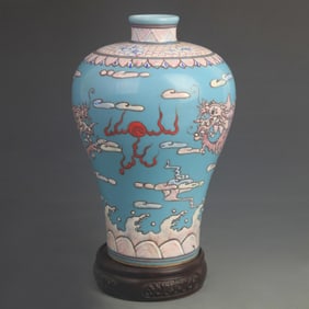FAMILLE ROSE PORCELAIN VASE WITH DRAGON PATTERNS ON GREEN GROUND
