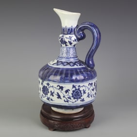 BLUE AND WHITE PORCELAIN TEAPOT WITH LOTUS PATTERN