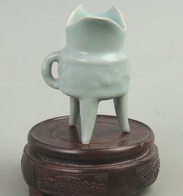 A FINE RU KILN PORCELAIN WINE CUP