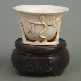 A FINE PLUM FLOWER PATTERN WHITE COLOR PORCELAIN CUP