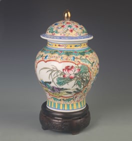RARE FAIENCE COLOR LION PLAYING PATTERN GENERAL VASE
