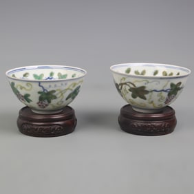 PAIR OF FAMILLE VERTE GRAPE PATTERN PORCELAIN BOWLS
