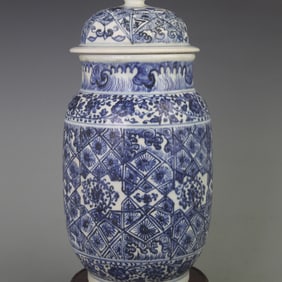 BLUE AND WHITE PORCELAIN LIDDED JAR WITH LOTUS PATTERN