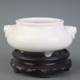 DE HUA PORCELAIN THREE FOOTED CENSER WITH ANIMAL EARS