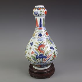BLUE AND WHITE DOU CAI COLOR GLAZED GARLIC HEAD VASE WITH FISH DESIGN