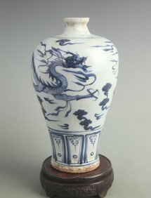 BLUE AND WHITE DRAGON PATTERN MEIPING STYLE PORCELAIN VASE