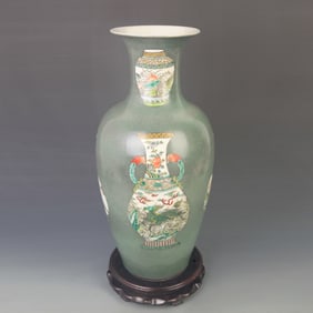 GREEN GROUND FAMILLE ROSE GROUND LARGE PORCELAIN VASE
