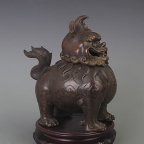 A FINE BRONZE ANIMAL HEAD SHAPED INCENSE BURNER
