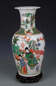 A FINE FAMILLE VERTE CHARACTER PATTERN PORCELAIN VASE