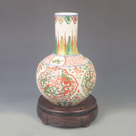 A FINE FAMILLE VERTE CELESTIAL GLOBE SHAPED PORCELAIN VASE