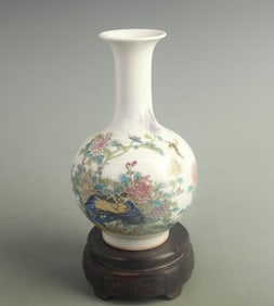 FAMILLE ROSE FLOWER AND BIRD PORCELAIN APPRECIATION VASE