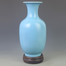 A FINE LIGHT GREEN GROUND PORCELAIN DECORATIVE VASE