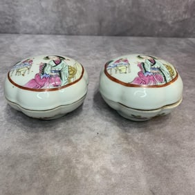 PAIR OF FAMILLE ROSE PORCELAIN BOXES WITH FEMALE PATTERNS