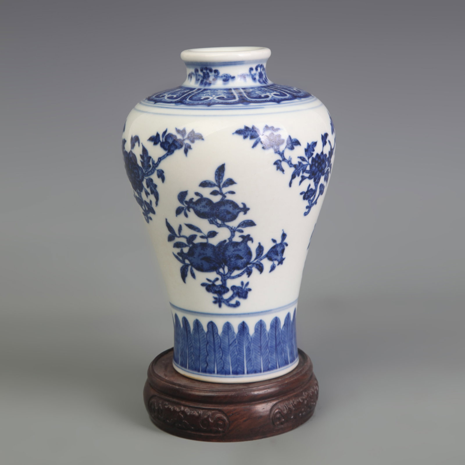 BLUE AND WHITE FLORAL PATTERN MEI PING STYLE PORCELAIN VASE: Qing Dynasty; Diameter: 1.9 inch; Width: 4.5 inch; High: 6.8 inch