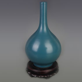 A FINE DARK GREEN GLAZE PORCELAIN VASE