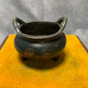 XUAN DE MARK GILT BRONZE THREE-LEGGED ROUND CENSER