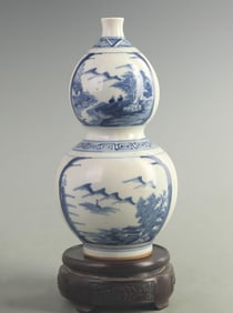 A FINE BLUE AND WHITE LANDSCAPE PATTERN PORCELAIN GOURD VASE
