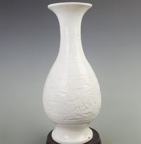 WHITE COLOR GLAZE CARVED DRAGON-PATTERNED PORCELAIN APPRECIATION VASE