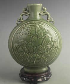 A FINE LONGQUAN KILN MOON STYLE PORCELAIN BOTTLE