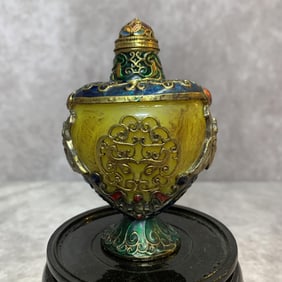 A FINELY CARVED CLOISONNE ENAMEL SNUFF BOTTLE