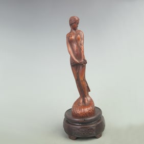 A FINE BOXWOOD CARVED FEMALE FIGURINE ORNAMENT