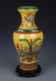 A FINE FAMILLE ROSE FLOWER PATTERN PORCELAIN VASE