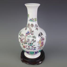 A FINE FAMILLE ROSE FIGURE PATTERN PORCELAIN VASE
