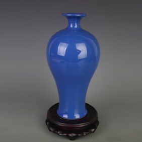 A FINE BLUE COLOR GLAZED PORCELAIN VASE