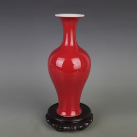 A FINE RED COLOR GLAZED PORCELAIN VASE