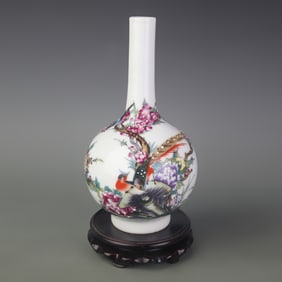 FAMILLE ROSE LONG-NECKED VASE WITH FLOWERS AND BIRDS