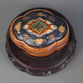 A SMALL TRI-COLORED GLAZED POTTERY BOX