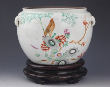 A COLORFUL PAINTED PORCELAIN ROUND JAR