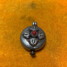 A FINE TIBETIAN BUDDHIST GA WU PENDANT