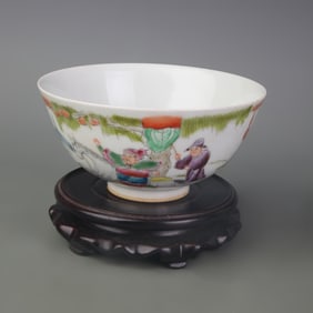 FAMILLE ROSE FIGURE BOWL