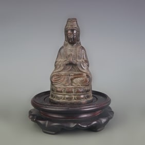 A SMALL SEATED BRONZE GUANYIN STATUE