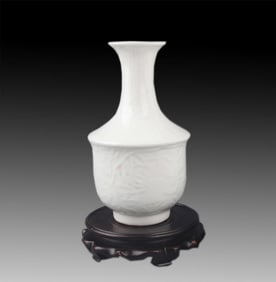A FINE GUAN KILN WHITE COLOR GLAZED BIRD PATTERN PORCELAIN BOTTLE