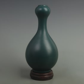 PEACOCK BLUE GLAZED GARLIC-SHAPED PORCELAIN VASE