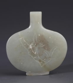 A FINELY CARVED PALE CELADON JADE PENDANT