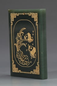 A FINE FISH CARVING CELADON JADE PENDANT