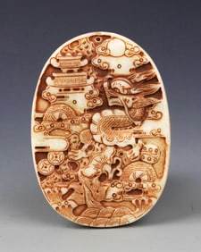 A FINELY CARVED JADE PENDANT