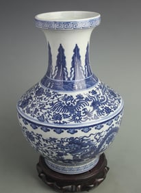 BLUE AND WHITE DRAGON STRAIGHT-NECK VASE