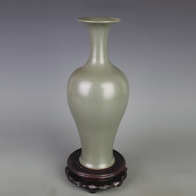 TEA-DUST GLAZED PORCELAIN VASE