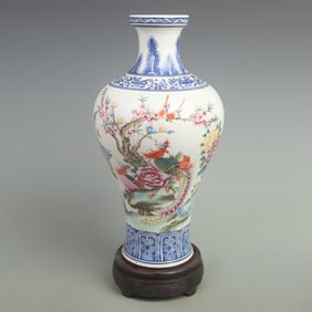 FAMILLE ROSE VASE WITH BLUE-AND-WHITE BORDER