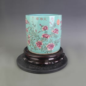 FAMILLE ROSE BRUSH POT WITH FLOWER AND BIRD PATTERNS ON GREEN GROUND
