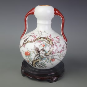 FAMILLE ROSE GARLIC-HEAD VASE WITH FLORAL AND RUYI PATTERNS