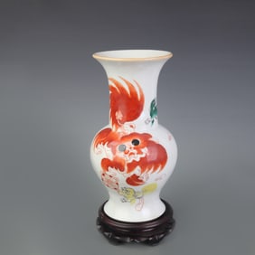 FAMILLE ROSE GLAZED VASE WITH AUSPICIOUS BEASTS