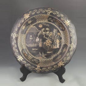 LACQUER AND GOLD-PAINTED LARGE PLATE WITH STORIES AND LOTUS PATTERN