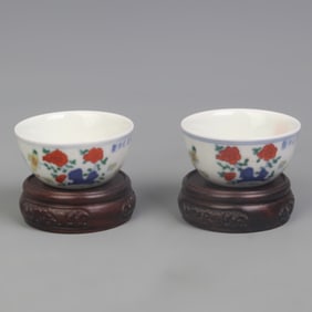 SMALL PAIR OF DOUCAI FLORAL AND ROOSTER PATTERN SMALL BOWLS